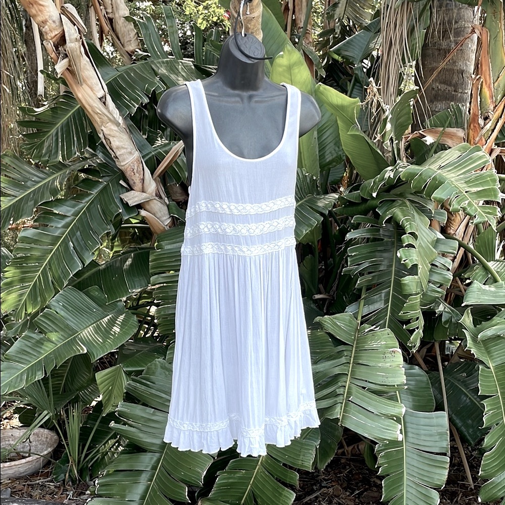 Romantic summer dress with crochet accent and ruffle him